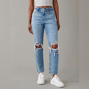 AE Strigid Ripped Mom Jean Size 4 short